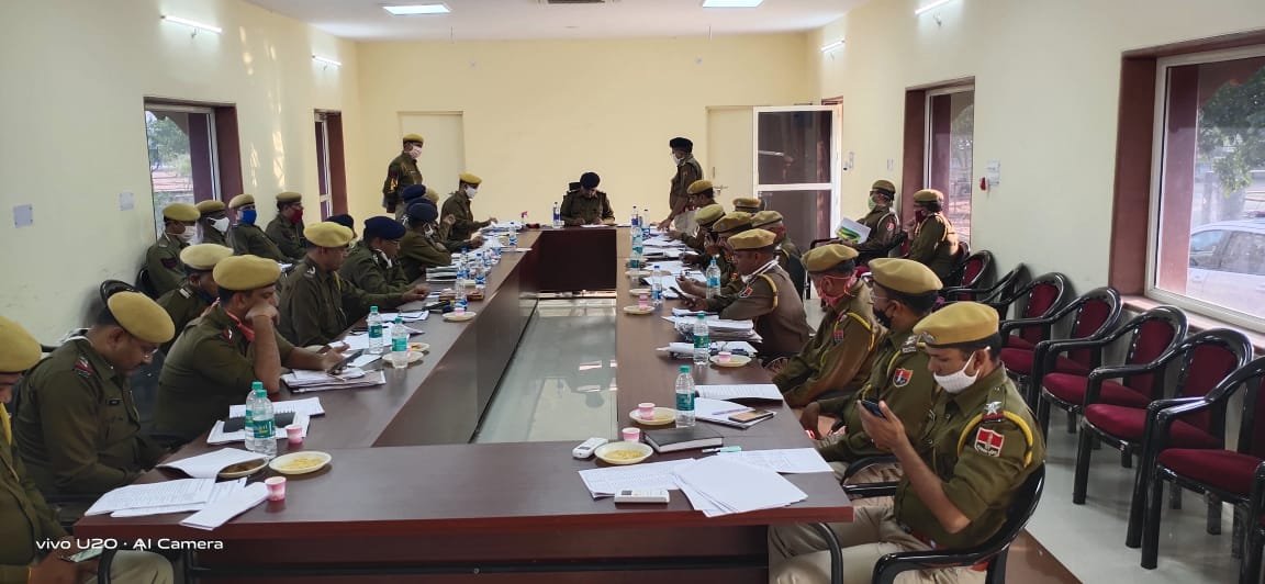 धौलपुर पुलिस अधीक्षक केसर सिंह शेखावत ने जिले के पुलिस अधिकारियों की ली क्राइम मीटिंग, शांतिपूर्ण एवं निष्पक्ष निकाय चुनाव सम्पन्न कराने, लंबित प्रकरणों के शीघ्र निस्तारण एवं अपराधों की रोकथाम के दिए निर्देश | New India Times