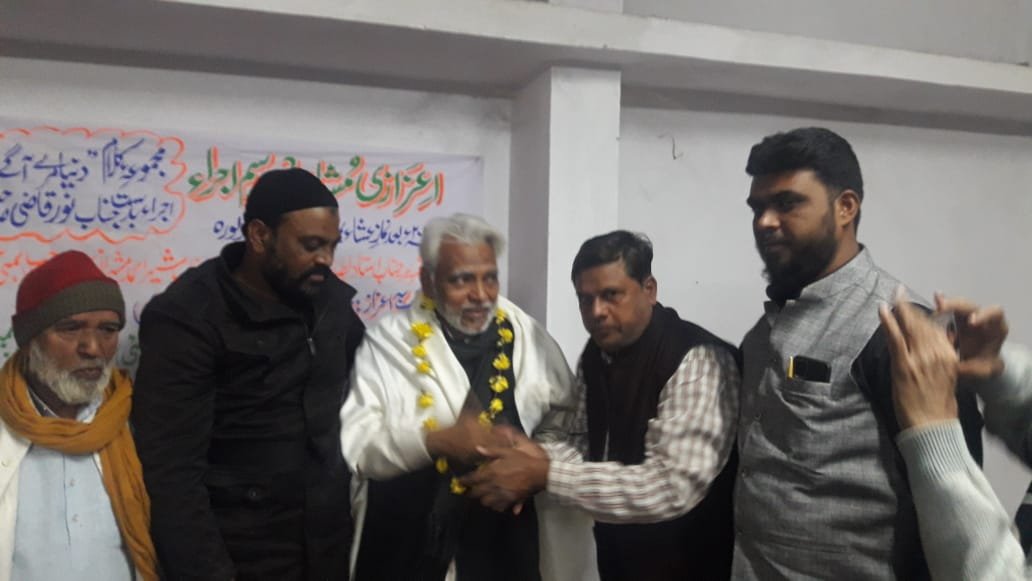 मुंबई के प्रख्यात शायर रियाज़ मुंसिफ के काव्य संग्रह दुनिया मेरे आगे का बुरहानपुर में हुआ विमोचन | New India Times