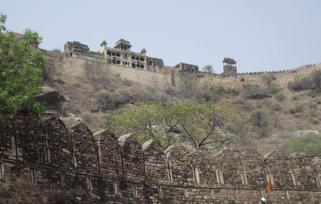 ग्वालियर किले पर पैर फिसलने से 80 फीट नीचे गिरे व्यक्ति की हुई मौत | New India Times