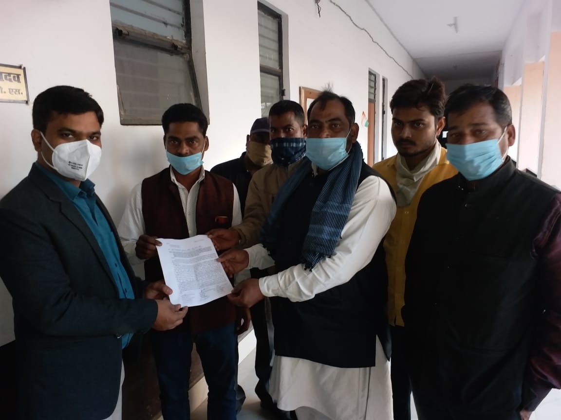 पर्यावरण एवं जन कल्याण समिति गोला गोकर्णनाथ द्वारा मुख्यमंत्री के नाम उप जिलाधिकारी को सौंपा गया चार सूत्रीय ज्ञापन | New India Times
