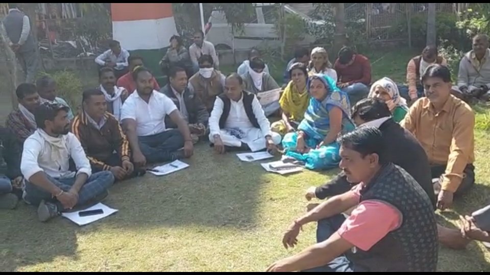 सरकार की जनविरोधी नीतियों के खिलाफ कांग्रेसियों ने किया धरना प्रदर्शन | New India Times