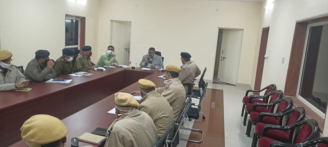 पुलिस अधीक्षक केसर सिंह शेखावत ने क्राइम मीटिंग में सभापति/चैयरमेन पद के लिए कल होने जा रहे चुनाव को शांतिपूर्ण एवं निष्पक्ष सम्पन्न कराने और पिछले दिनों हुई मर्डर और लूट की घटनाओं के आरोपियों की शीघ्र गिरफ्तारी के दिए सख्त निर्देश | New India Times
