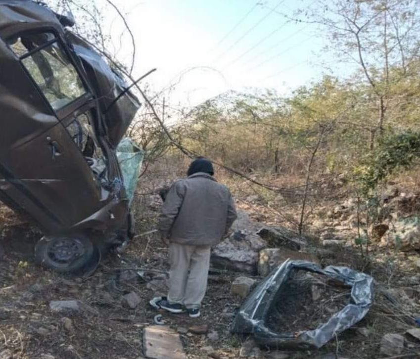 अनियंत्रित कार के खाई में गिरने से वरिष्ठ पत्रकार के भतीजे सहित 4 युवकों की हुई दर्दनाक मौत | New India Times