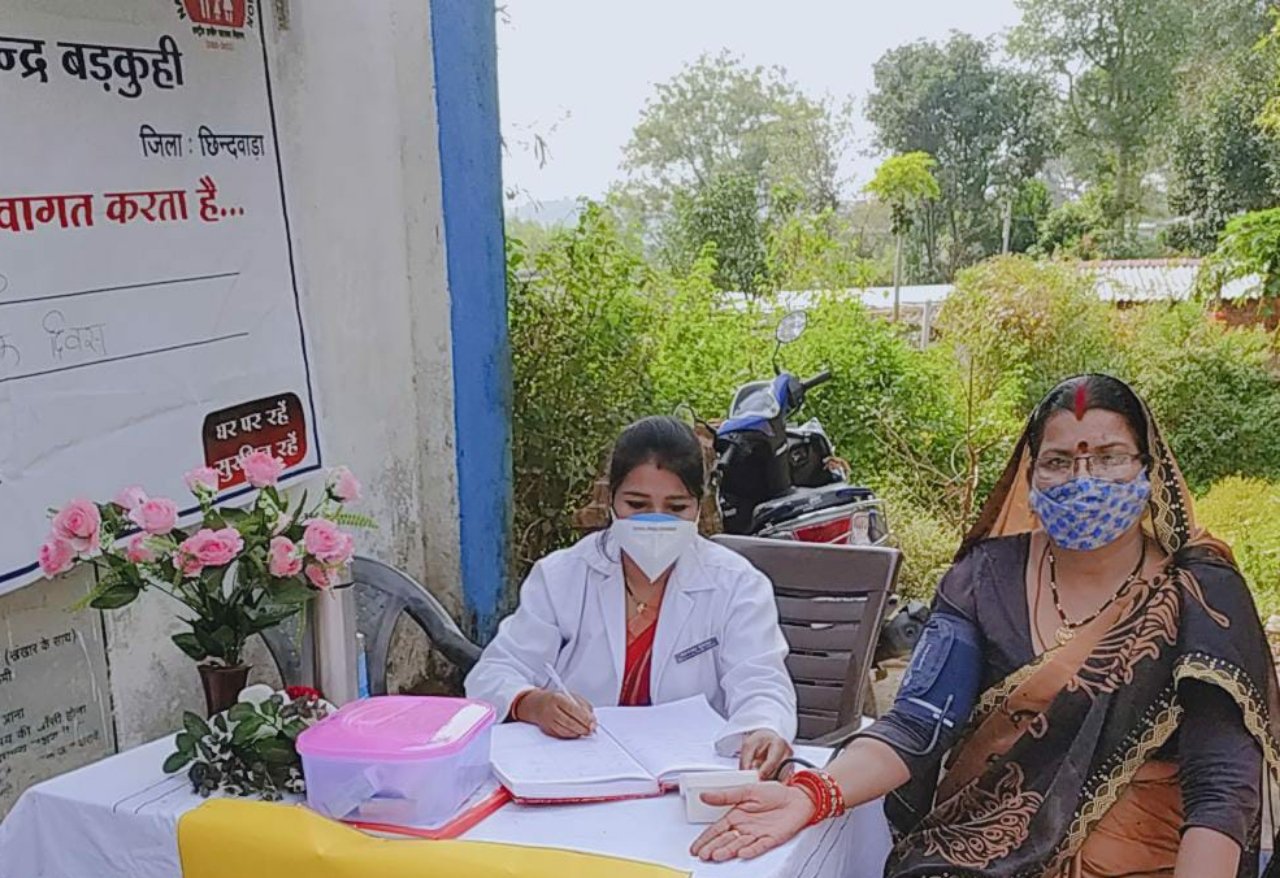 उप स्वास्थ्य केंद्र में स्वास्थ्य लाभ ले रहे हैं ग्रामीण, स्वास्थ्य सेवाओं के प्रति जाहिर की संतुष्टि, शासन प्रशासन को दिया धन्यवाद | New India Times