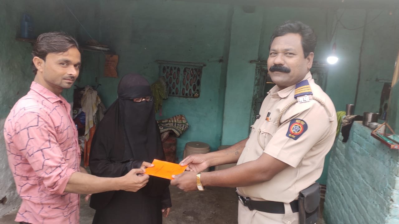 अकोट के पुलिस हिम्मत दनदी की अनोखी पहल: समाज में कुछ पुलिस कर्मी ऐसे हैं जिनका नाम आते ही गोर गरीब व जरूरतमंद लोगों के चेहरे खुशी से खिल उठते हैं | New India Times