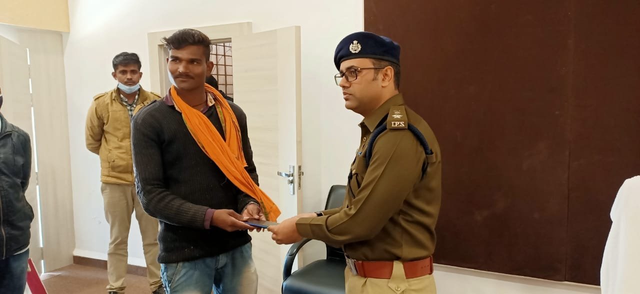 सायबर सेल धार को मिली बड़ी सफलता, विवो, रेड-मी, रियल-मी, सेमसंग, ओपो कंपनियों के करीब 3,50,000/- रूपये कीमत के महंगे स्मार्ट मोबाईल बरामद | New India Times