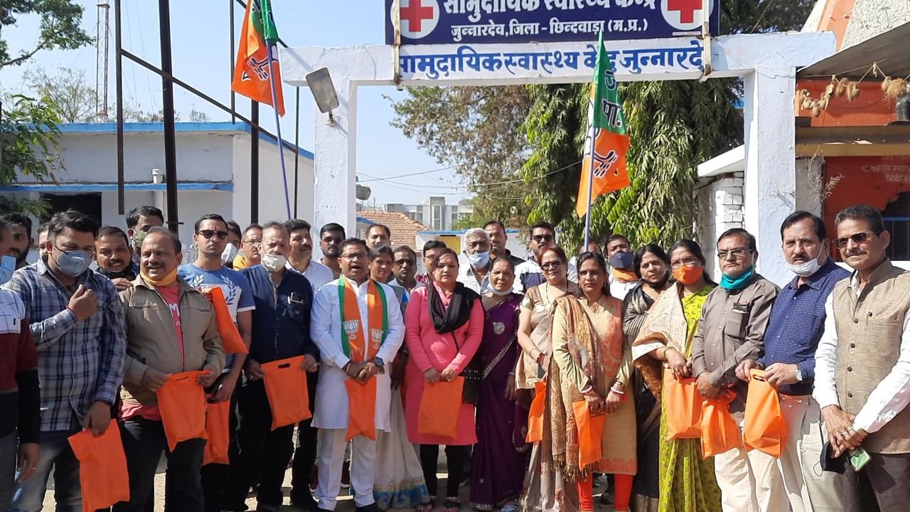 सुशासन दिवस के रूप में मनाई पूर्व प्रधानमंत्री अटल जी की जन्म जयंती, सामुदायिक स्वास्थ्य केंद्र में मरीजों व स्वस्थ कर्मियों को किया फल वितरण | New India Times