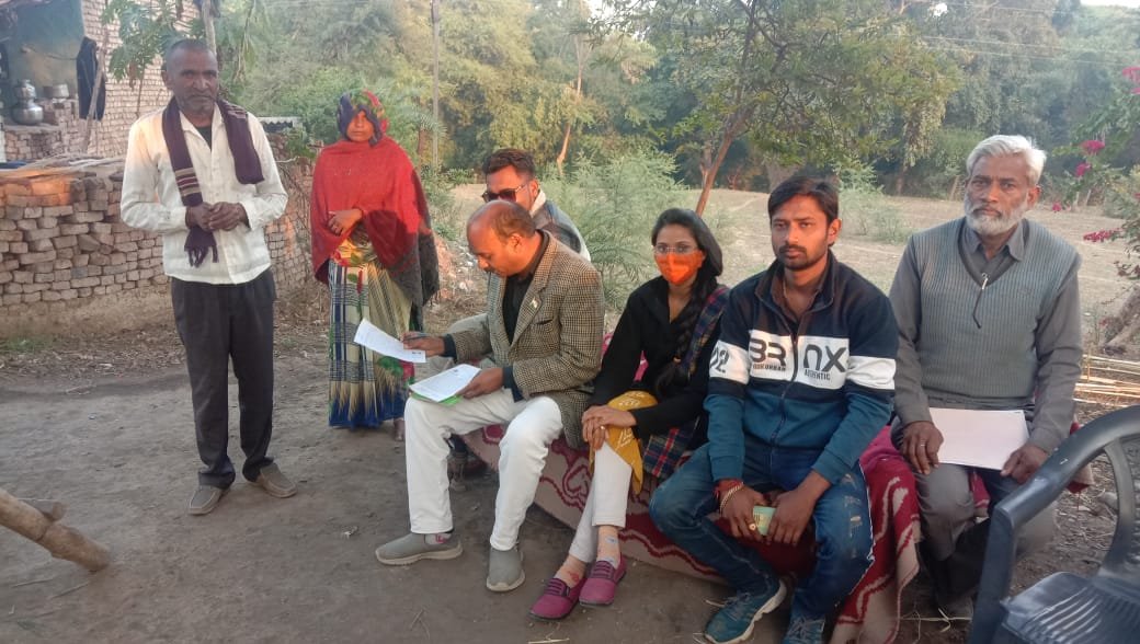 181 की शिकायत को बंद कराने को लेकर थाना प्रभारी गौरझामर ने दलित युवक को पीटा, हाथ हुआ फैक्चर, कांग्रेस पार्टी की तीन सदस्यीय जांच टीम ने पीड़ित के घर जाकर बनाई जांच रिपोर्ट, थाना प्रभारी पर गिर सकती है गाज | New India Times