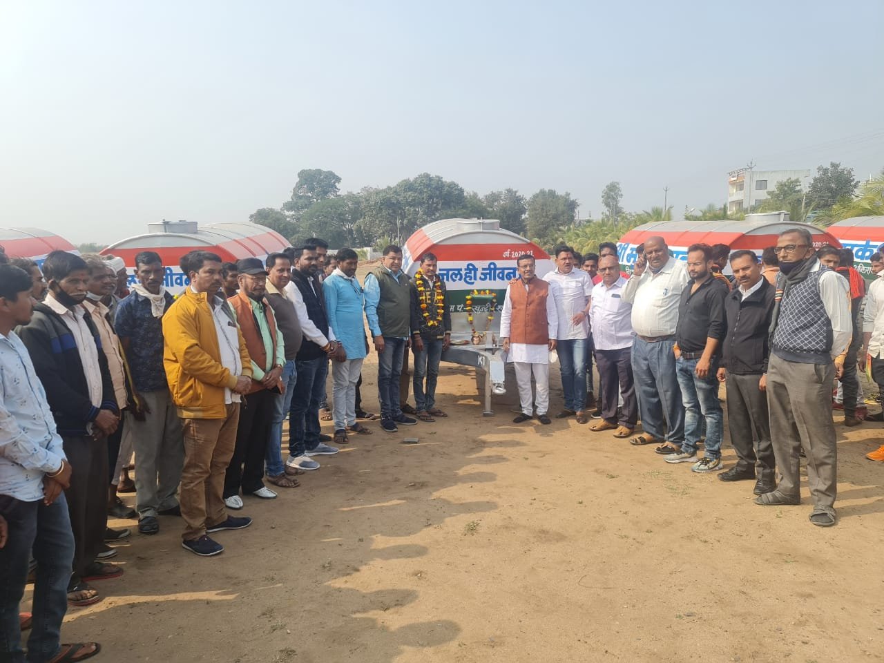 बिजली पानी और सड़क जैसी बुनियादी सुविधा हर गांव में उपलब्ध करवाने के लिए प्रतिबद्ध: विधायक मुकेश पटेल। ग्रामीणों को पेयजल की उपलब्धता के लिए विधायक निधि से स्वीकृत 10 टैंकरों का कांग्रेस नेताओं ने किया वितरण | New India Times