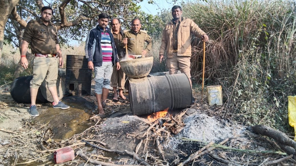 अचानक पलिया पहुंचे जिला आबकारी अधिकारी, मारा छापा, मचा हड़कंप, नए साल में होटलों में शराब परोसने से पूर्व लेना होगा अस्थाई लाइसेंस | New India Times