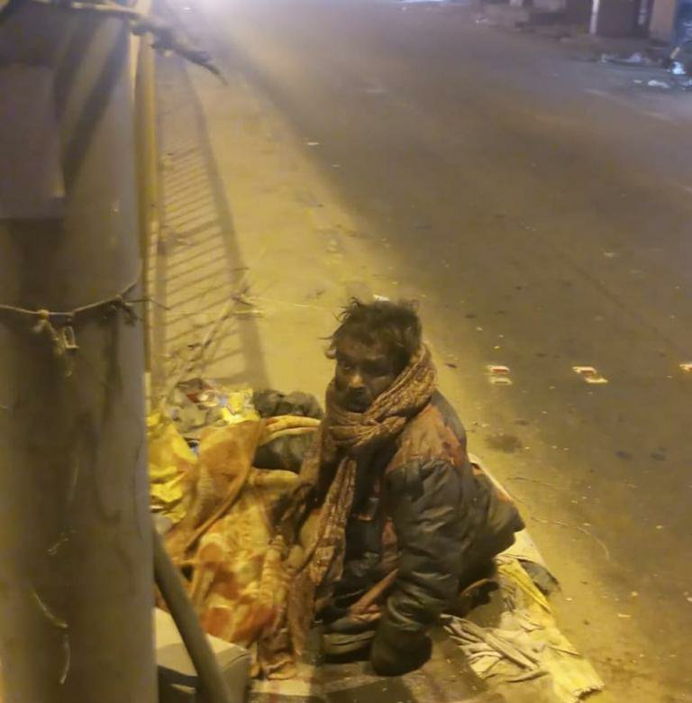 मोहनलालगंज तहसील गेट से लेकर कोतवाली गेट के पास पिछले 15 दिनों से ठंड से ठिठुर रहा है एक मानसिक विक्षिप्त व्यक्ति, तहसील क्षेत्र में नहीं है अलाव की व्यवस्था | New India Times