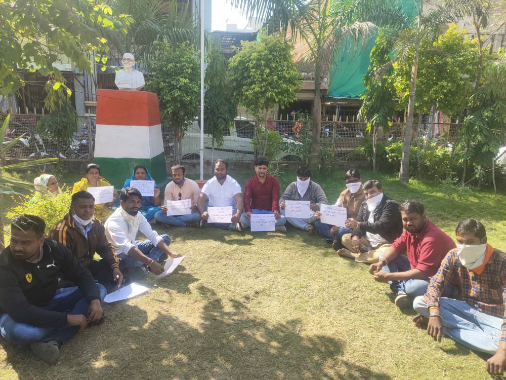 सरकार की जनविरोधी नीतियों के खिलाफ कांग्रेसियों ने किया धरना प्रदर्शन 2 सरकार की जनविरोधी नीतियों के खिलाफ कांग्रेसियों ने किया धरना प्रदर्शन | New India Times