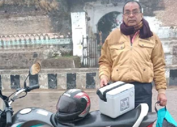 मृत पक्षियों का सेम्पल भोपाल लैब पहुंचाने पिता-पुत्र ने 350 किमी किया बाइक से सफर | New India Times