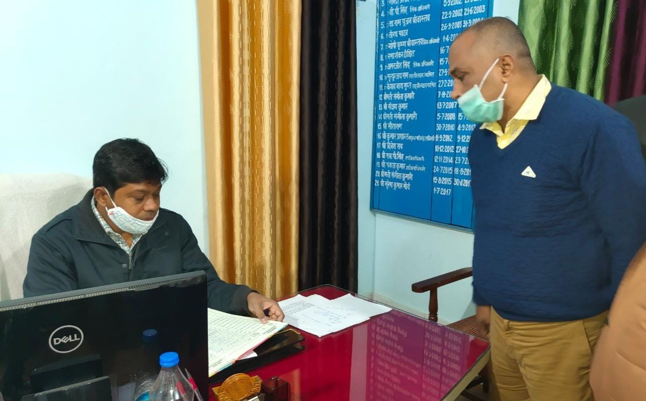 उप जिलाधिकारी ने नगरपालिका कार्यालय का किया औचक निरीक्षण, अनुपस्थित कर्मियों के सम्बन्ध में जिलाधिकारी को सौंपी रिपोर्ट | New India Times