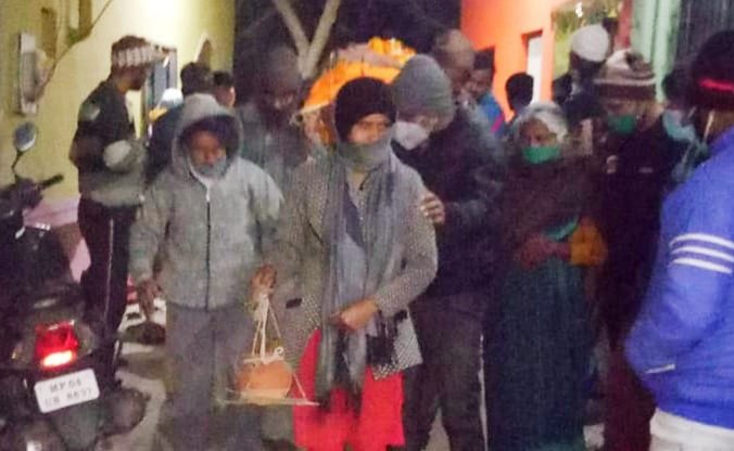 गणतंत्र दिवस पर कहीं खुशी तो कहीं गम: ग्वालियर की बेटी ने किया अपनी मां का अंतिम संस्कार, पहले वह पिता को भी दे चुकी है मुखाग्नि | New India Times