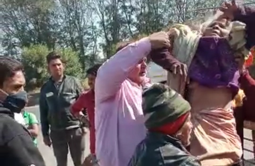 मध्य प्रदेश के इंदौर में मानवता हुई शर्मसार, बेसहारा बुजुर्गों को इंदौर नगर निगम के ट्रक में भर कर शहर से बाहर फेंकने आने का वीडियो हुआ वायरल | New India Times