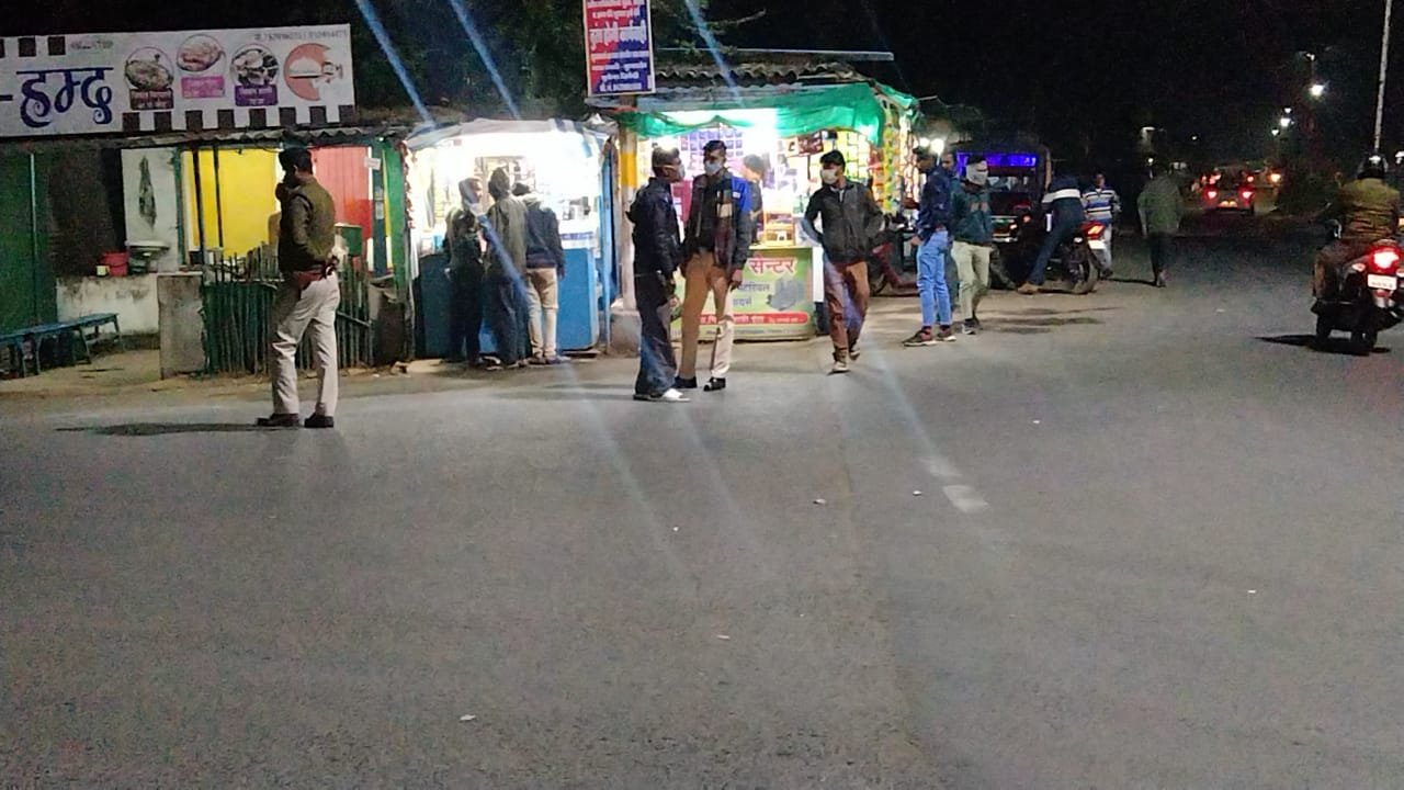 जुन्नारदेव थाना प्रभारी द्वारा नव वर्ष पर वाहन चालकों को वाहन धीमे चलाने व नशे में गाड़ी न चलाने के दिये निर्देश | New India Times