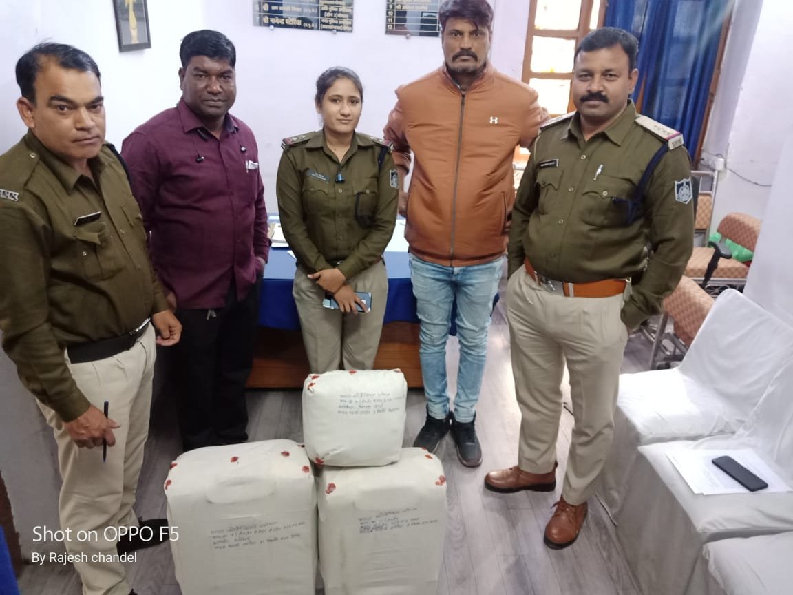 दिल्ली व उत्तर प्रदेश निवासी गांजा तस्कर महिला-पुरुष को थाना कोहेफिजा पुलिस ने किया गिरफ्तार, लाखों रुपए का गांजा बरामद | New India Times