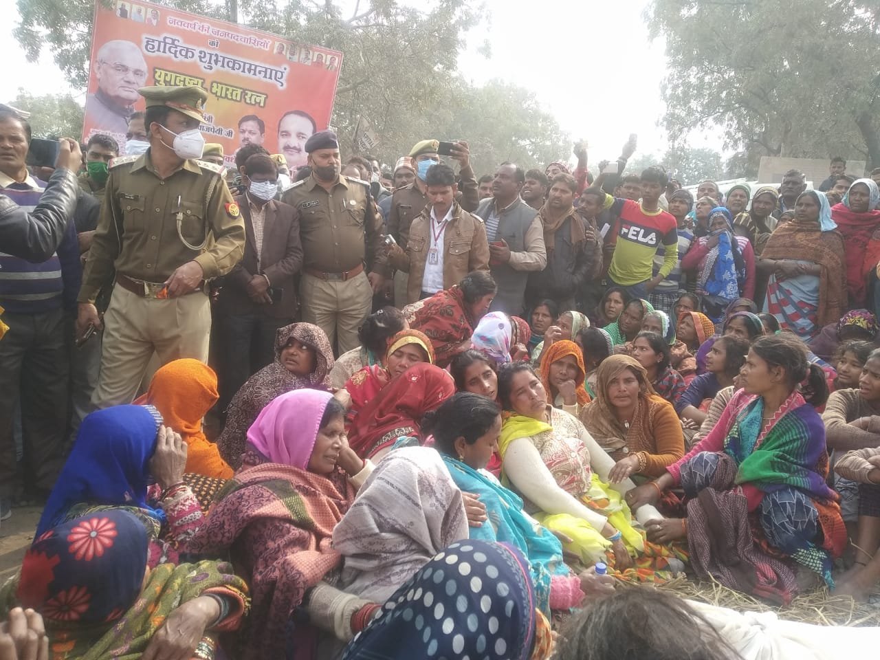 आक्रोशित भीड़ ने सड़क पर दो शवों को रखकर कानपुर जाने वाला हाइवे को किया जाम, 3 घंटे तक चलता रहा हंगामा | New India Times