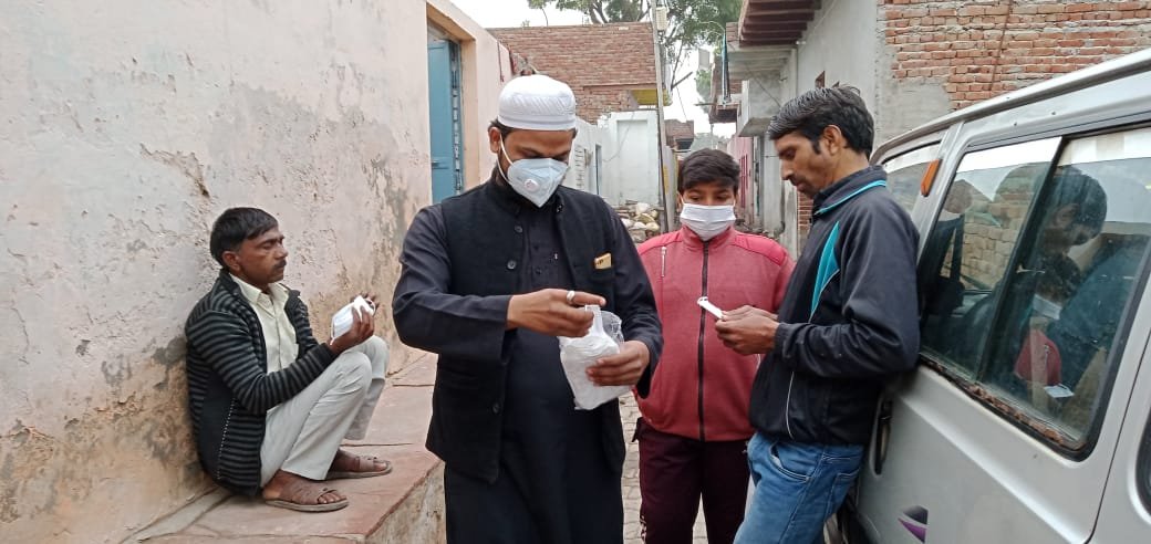 आबिद क़ुरैशी ने रुनकता में कोरोना से बचाव को लेकर लोगों को जागरूक करते हुए घर-घर बांटे मास्क | New India Times