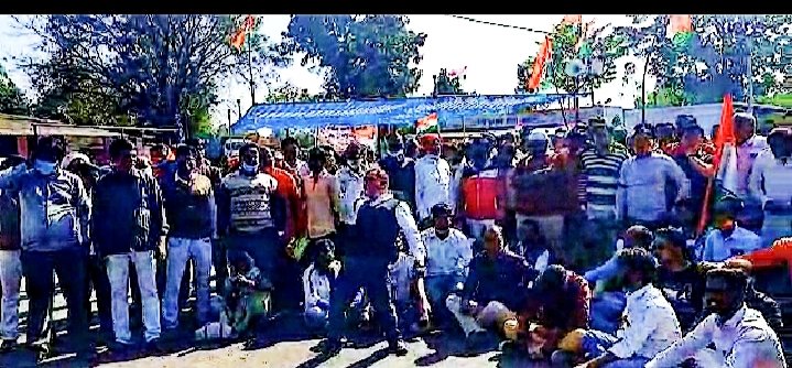 किसानों के समर्थन में कांग्रेस एवं किसानों ने नीमढाना में किया चक्का जाम | New India Times