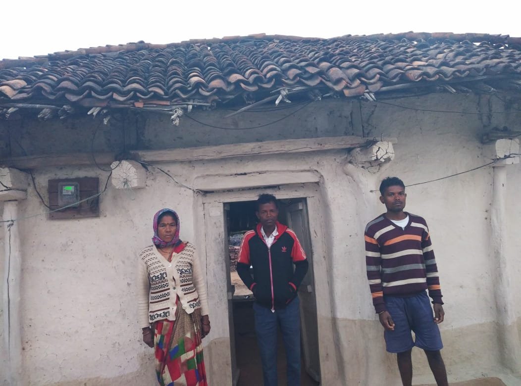 प्रधानमंत्री आवास के लिए 4 वर्षों से प्रतिवेदन देकर थक चुका है डूंगरिया का गरीब आदिवासी परिवार, नहीं हो रही है कोई सुनवाई | New India Times