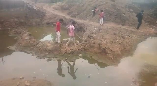 ठेकेदार की लापरवाही के कारण लोगों को जान जोखिम में डालकर पार करना पड़ रहा है नदी | New India Times