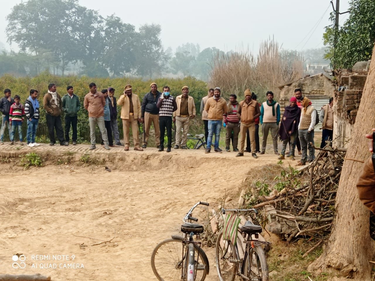 सरकारी जमीन पर कब्जा कर बने अवैध निर्माण को प्रशासन ने जेसीबी चलवा कर किया ध्वस्त | New India Times