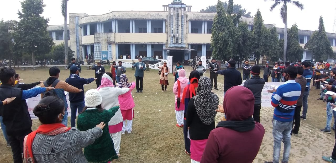 लोकतंत्र की मजबूती के लिए मतदाताओं को दिलाई गई शपथ | New India Times