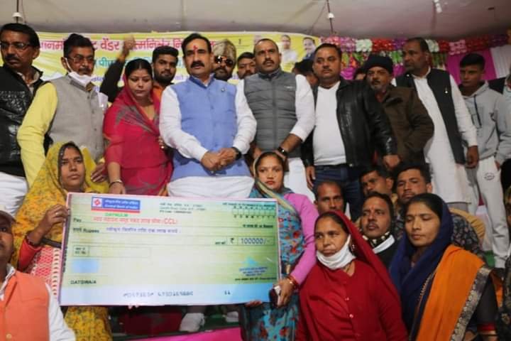 गृहमंत्री डाॅ. नरोत्तम मिश्र ने प्रधानमंत्री स्वनिधि योजना के तहत 200 हितग्राहियों को दी 20 लाख की ऋण सहायता, स्व-सहायता समहों के माध्यम से महिलाएं बनेगी आत्मनिर्भर | New India Times