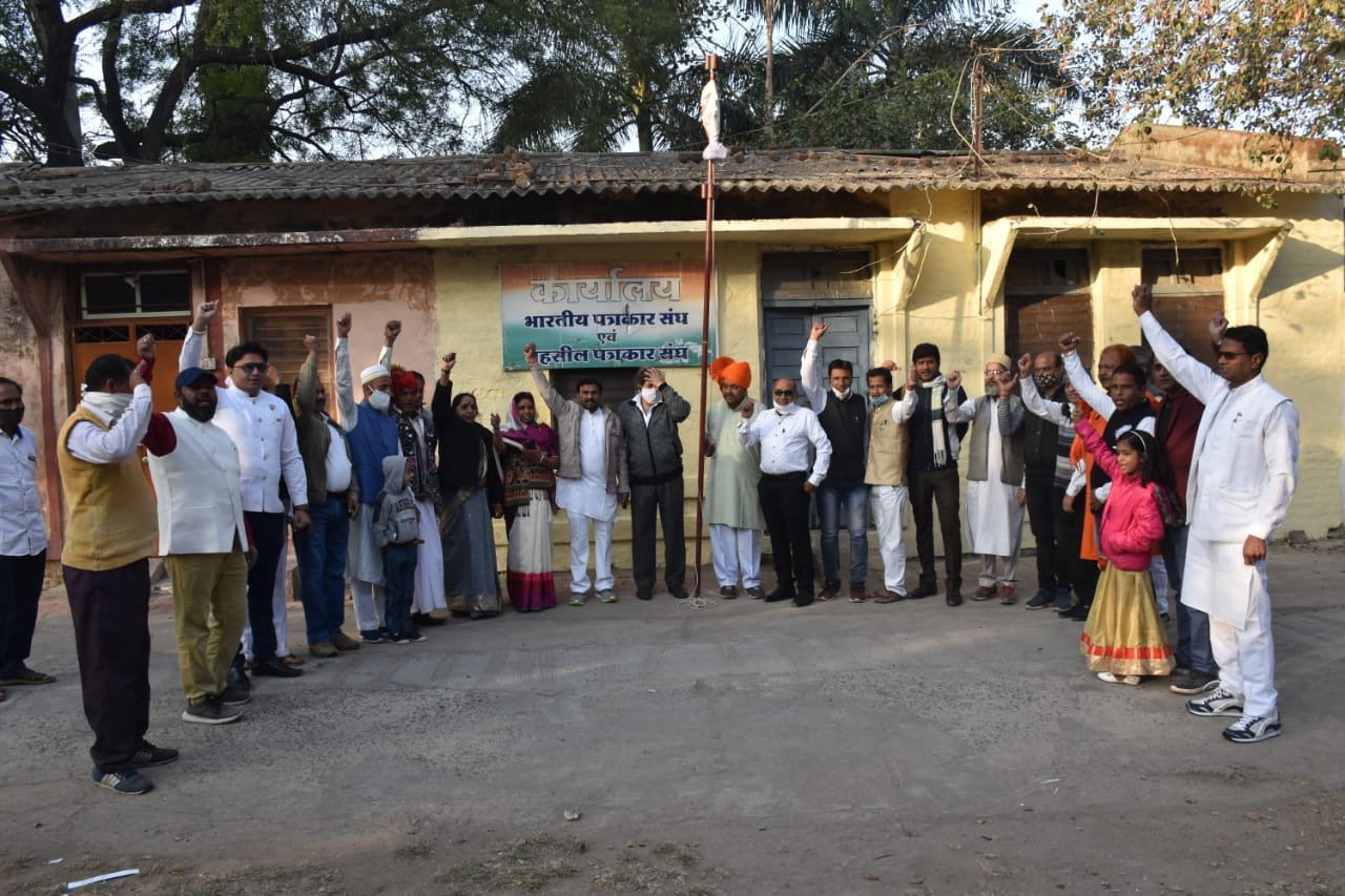 मेघनगर पत्रकार संघ कार्यालय पर वरिष्ठ पत्रकार पुरुषोत्तम प्रजापति व रामदल अखाड़े में समाजसेवी सुरेश चंद जैन पप्पू भैया ने फहराया तिरंगा | New India Times