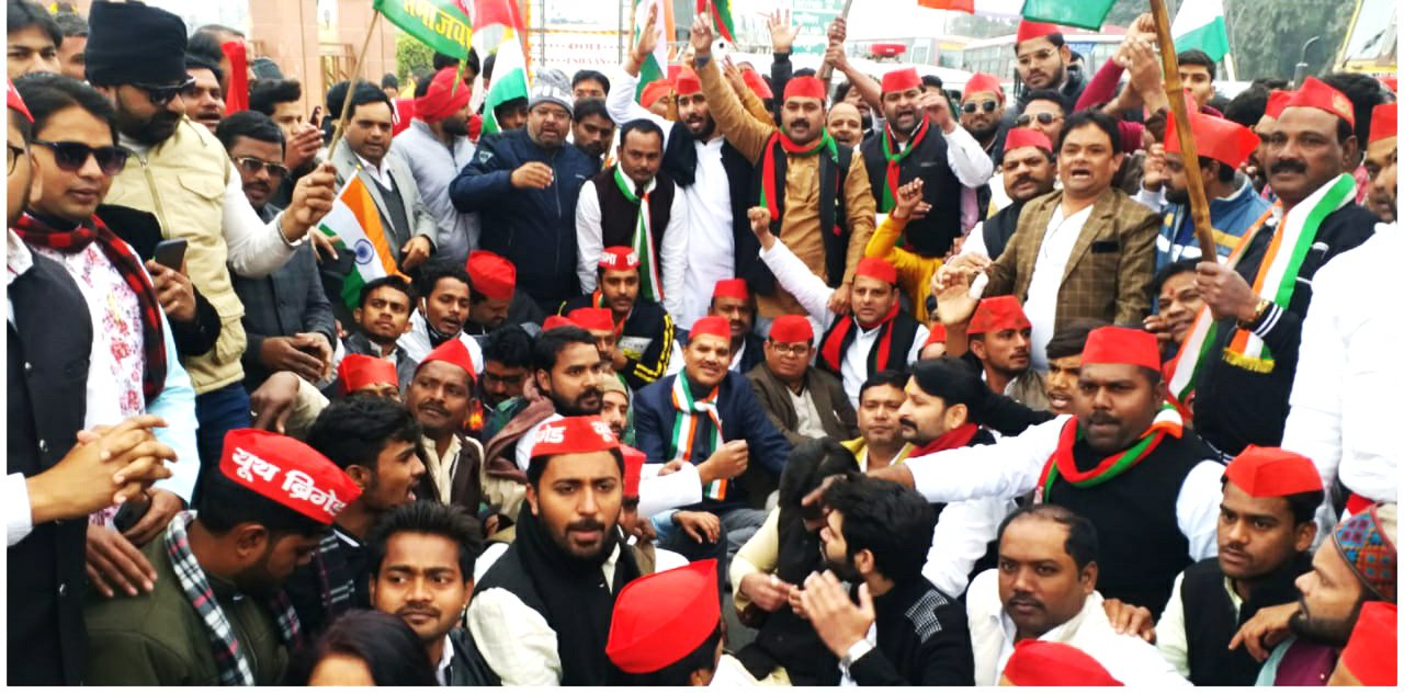 केंद्र सरकार द्वारा लाए गए किसान विरोधी कृषि कानून के खिलाफ व किसानों के समर्थन में सपाई उतरे सड़कों पर, पुलिस से हुई झड़प | New India Times