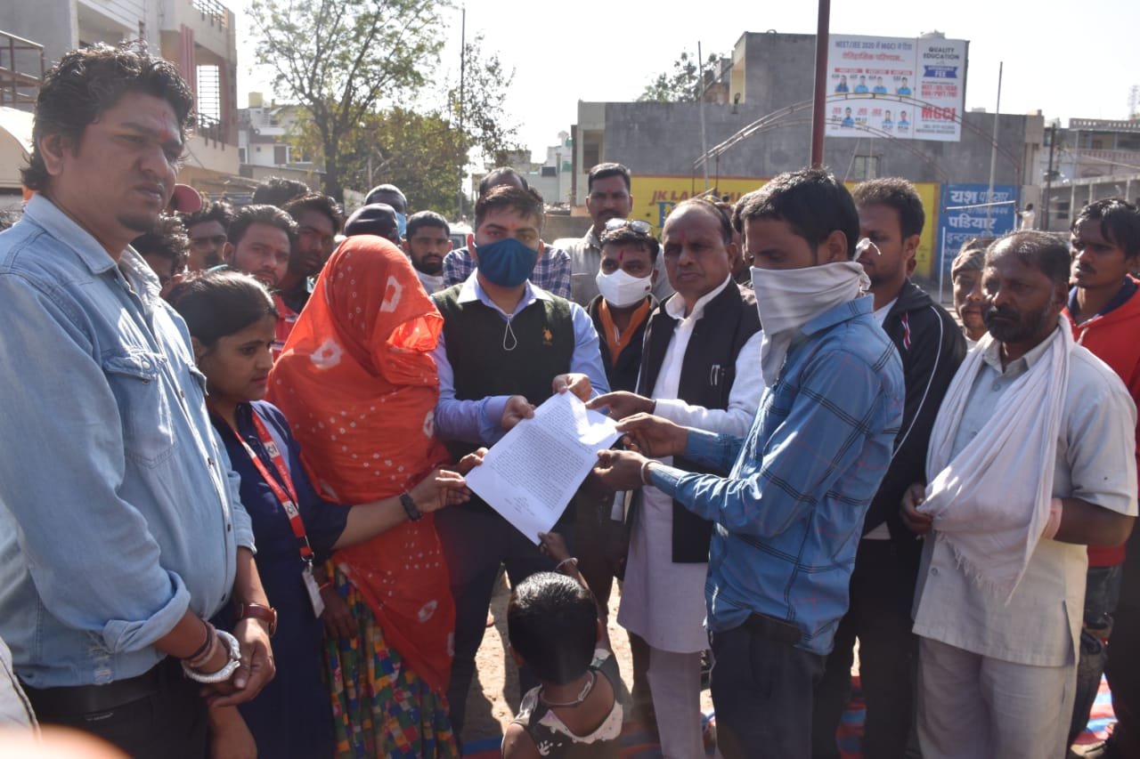 सात वर्षीय मासूम बच्ची के साथ बलात्कार कर हत्या करने वाले दरिंदों को तत्काल फांसी दिये जाने की मांग को लेकर राष्ट्रपति के नाम मेघनगर एसडीएम को सौंपा गया ज्ञापन | New India Times