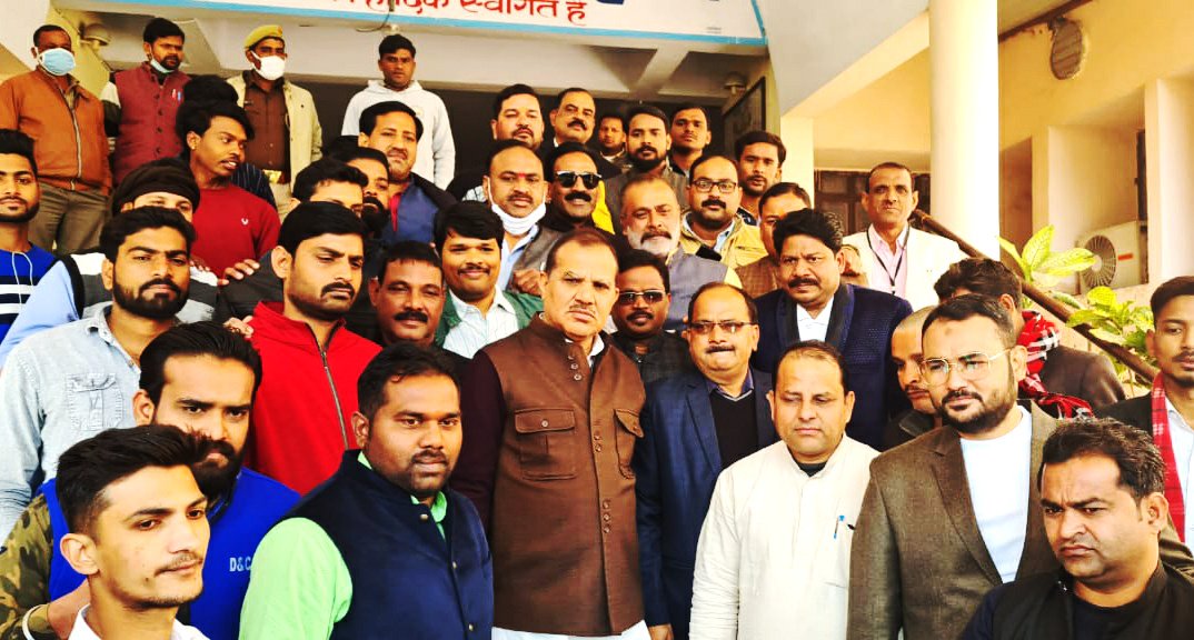 पंचायत चुनाव में सत्ता का दबाव बर्दाश्त नहीं: डॉ. चन्द्रपाल सिंह यादव। झांसी जिलाधिकारी को सौंपा ज्ञापन, सत्ता पक्ष के दवाव में गड़बड़ी का लगाया आरोप | New India Times