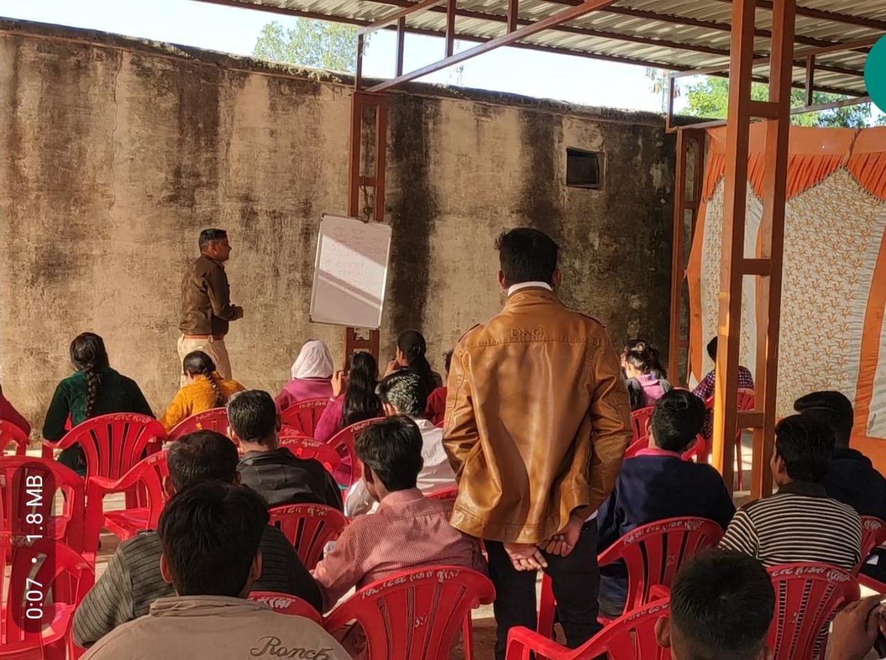 यह है टीआई सर की क्लास: कम से कम 50 युवाओं का भविष्य बनाने का लिये हुए हैं संकल्प | New India Times