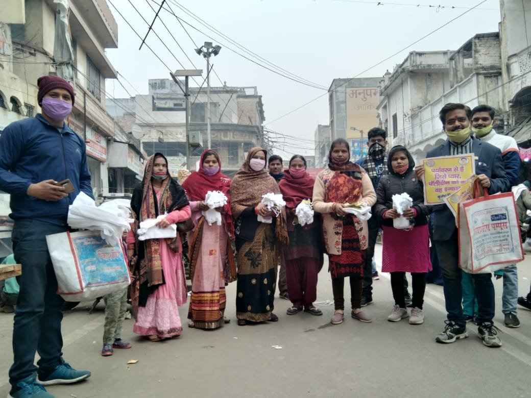 निराली स्वरोजगार समूह ने लोगों को किया पॉलीथिन से होने वाले नुकसान के लिए जागरूक | New India Times