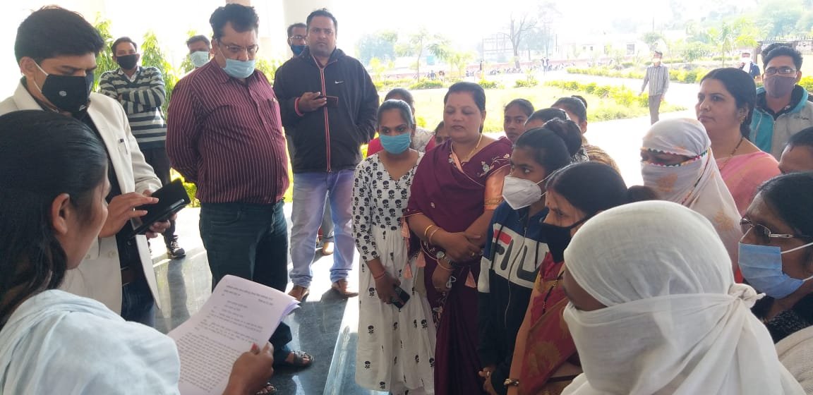 आदिवासी समाज के बैनर तले विभिन्न सामाजिक संगठनों के प्रतिनिधियों ने महामहीम राष्ट्रपति के नाम से सौंपा ज्ञापन, फिर से उठी सोण्डवा की रवीना हत्याकांड की सीबीआई जांच की मांग | New India Times