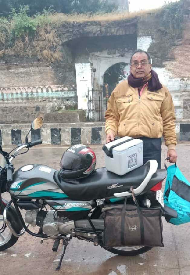 मृत पक्षियों का सेम्पल भोपाल लैब पहुंचाने पिता-पुत्र ने 350 किमी किया बाइक से सफर | New India Times