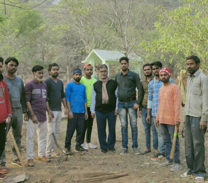 कब्रिस्तान में मुस्लिम समुदाय के लोगों द्वारा साफ सफाई कर दिया गया स्वच्छता का संदेश | New India Times