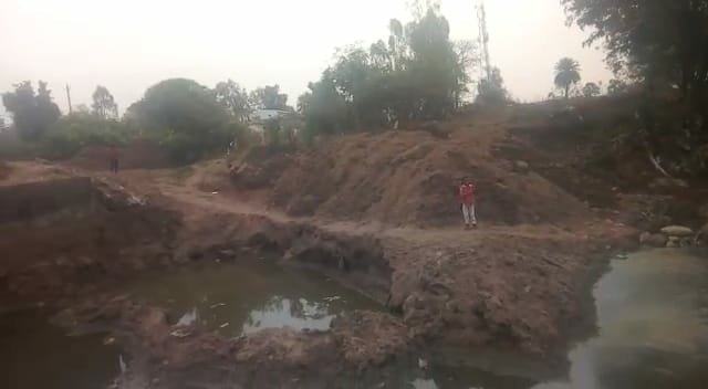 ठेकेदार की लापरवाही के कारण लोगों को जान जोखिम में डालकर पार करना पड़ रहा है नदी 2 ठेकेदार की लापरवाही के कारण लोगों को जान जोखिम में डालकर पार करना पड़ रहा है नदी | New India Times