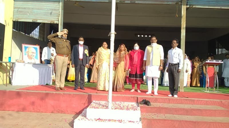 सिद्धार्थ नगर के पुलिस लाइन ग्राउंड पर हुआ भव्य गणतंत्र दिवस समारोह का आयोजन, राज्यमंत्री श्री सतीश चन्द्र द्विवेदी जी ने ध्वजारोहण कर ली परेड की सलामी | New India Times