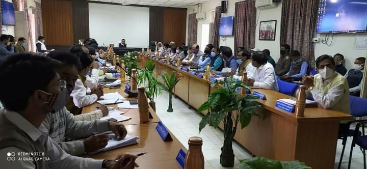 राजस्व अधिकारी अपने न्यायालयों में दर्ज प्रकरणों का शीघ्रता से करें निराकरण: कलेक्टर रोहित सिंह | New India Times