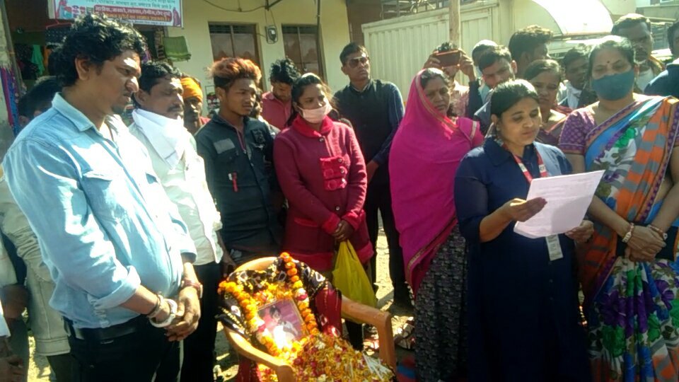 सात वर्षीय मासूम बच्ची के साथ बलात्कार कर हत्या करने वाले दरिंदों को तत्काल फांसी दिये जाने की मांग को लेकर राष्ट्रपति के नाम मेघनगर एसडीएम को सौंपा गया ज्ञापन | New India Times