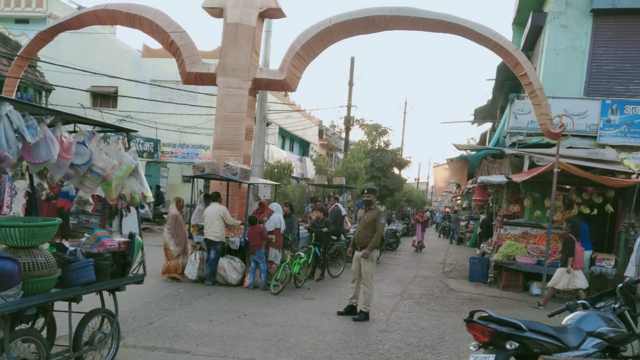उचित ट्रैफिक व्यवस्था के लिए थाना प्रभारी मुकेश द्विवेदी ने बाजार के दिन किया पुलिस बल तैनात | New India Times