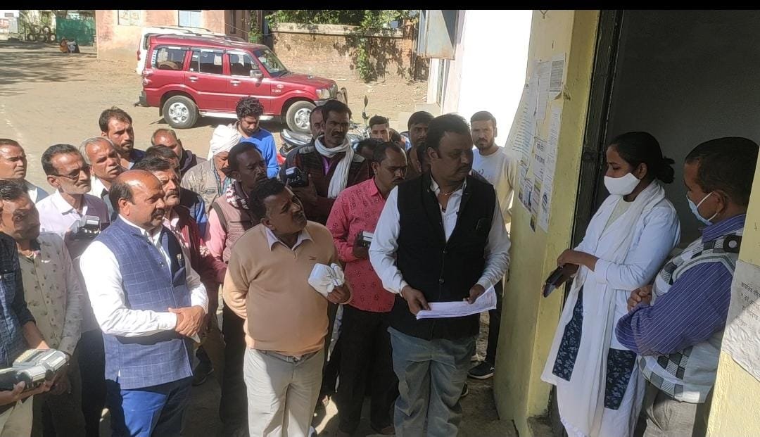 सार्वजनिक वितरण के अंतर्गत समस्या को लेकर विक्रेताओं ने कार्य बंद कर सामुहिक रूप से मशीनें जमा कर एसडीएम व कलेक्टर के नाम सौंपा ज्ञापन | New India Times