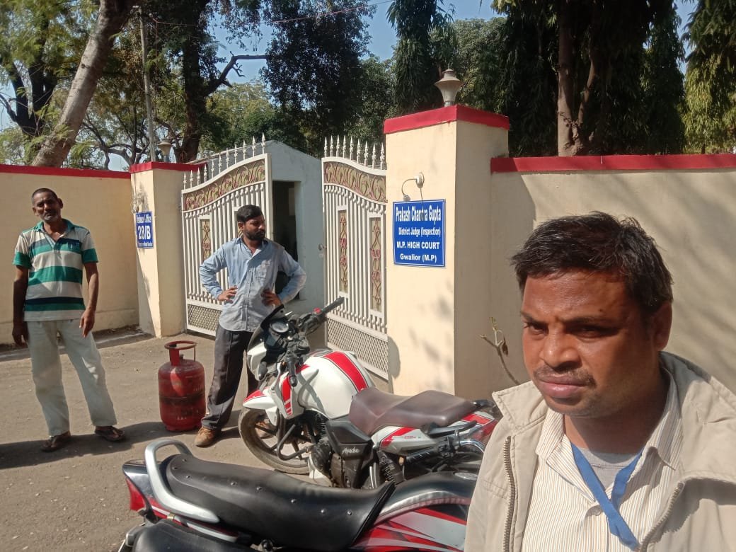 एक्टिवा सवार दो बहनों को कार चालक ने मारी टक्कर, कार चालक हुआ फरार, 108 इमरजेंसी एंबुलेंस के द्वारा अस्पताल में कराया गया भर्ती | New India Times