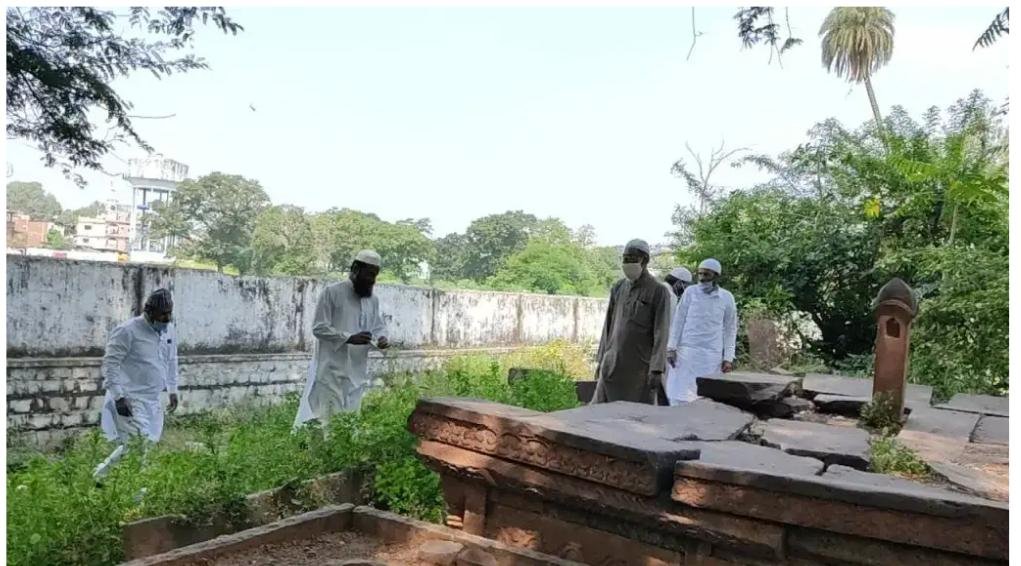 भोपाल के क़ब्रिस्तानों में अब मरहूमीन भी नहीं हैं सुरक्षित | New India Times