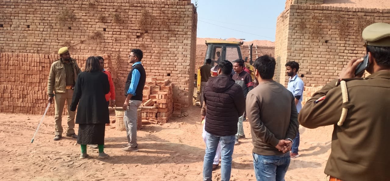 कई वर्षों से रायल्टी शुल्क जमा न करने पर सत्ता पक्ष के निवर्तमान ब्लाक प्रमुख के भट्टा पर जिला खनन अधिकारी की बड़ी कार्यवाही | New India Times