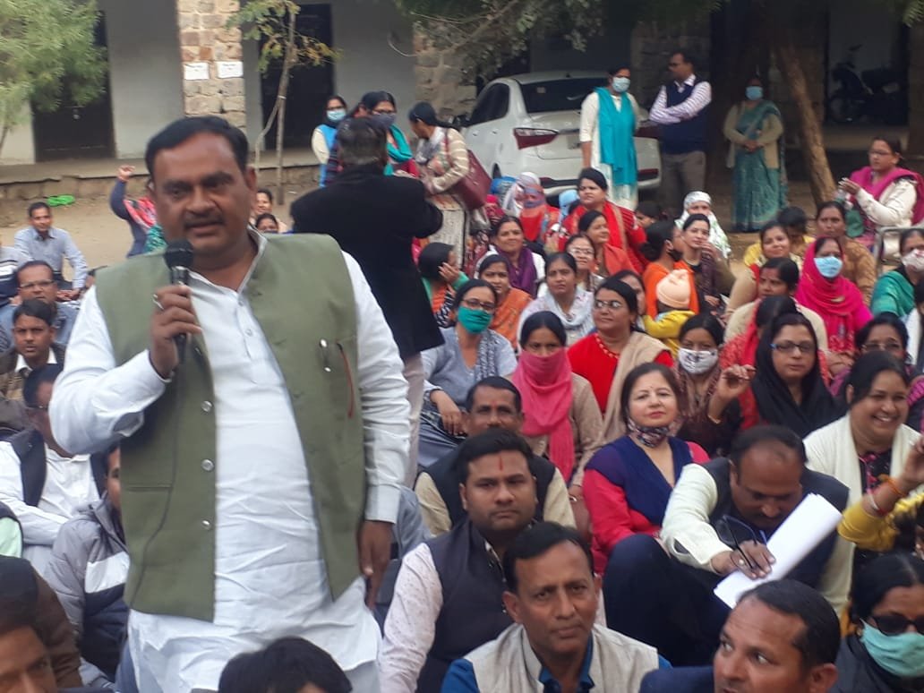 उत्तर प्रदेशीय प्राथमिक शिक्षक संघ नें गोपनीय आख्या के विरोध में की आवाज़ बुलन्द, मुख्यमन्त्री व बेसिक शिक्षा मंत्री के नाम ज़िलाधिकारी को सौंपा ज्ञापन | New India Times