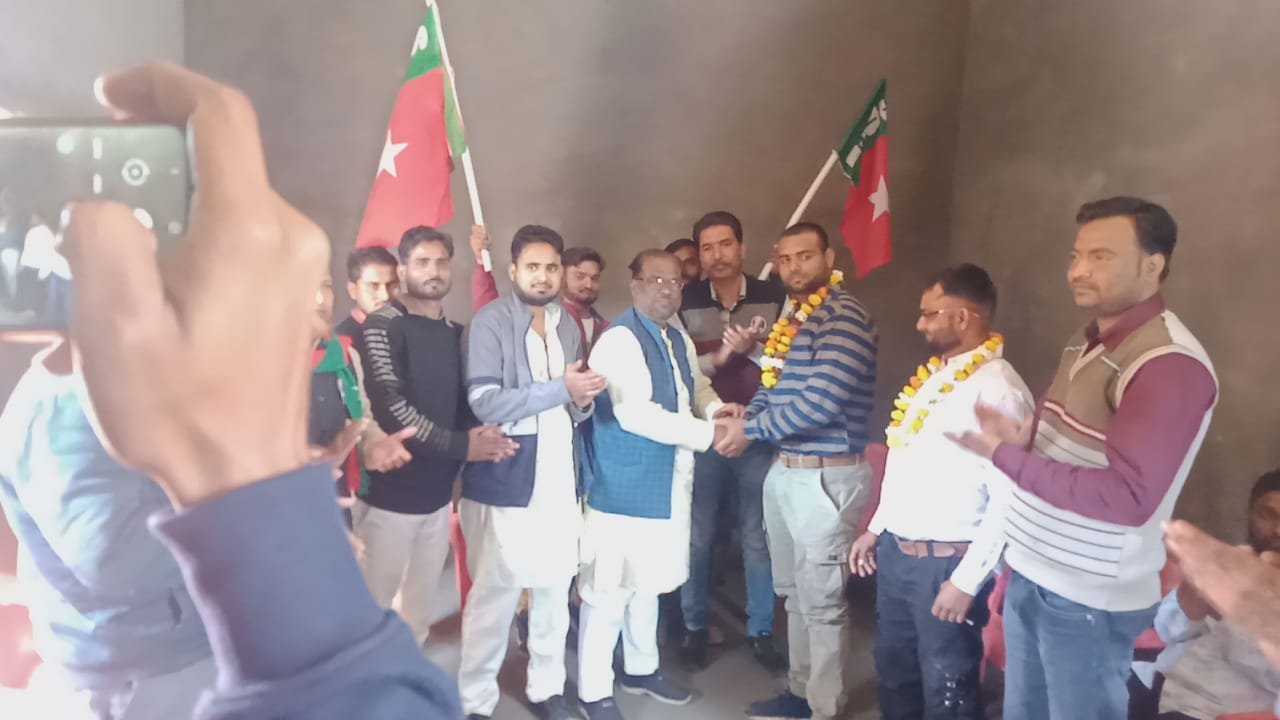 एसडीपीआई के प्रदेश अध्यक्ष के शिवपुर आगमन पर जिला कमेटी एवं नगर कमेटी की बैठक सम्पन्न, प्रदेश अध्यक्ष ने पार्टी को मध्यप्रदेश में तीसरे दल के रूप में मजबूत करने का दोहराया संकल्प | New India Times